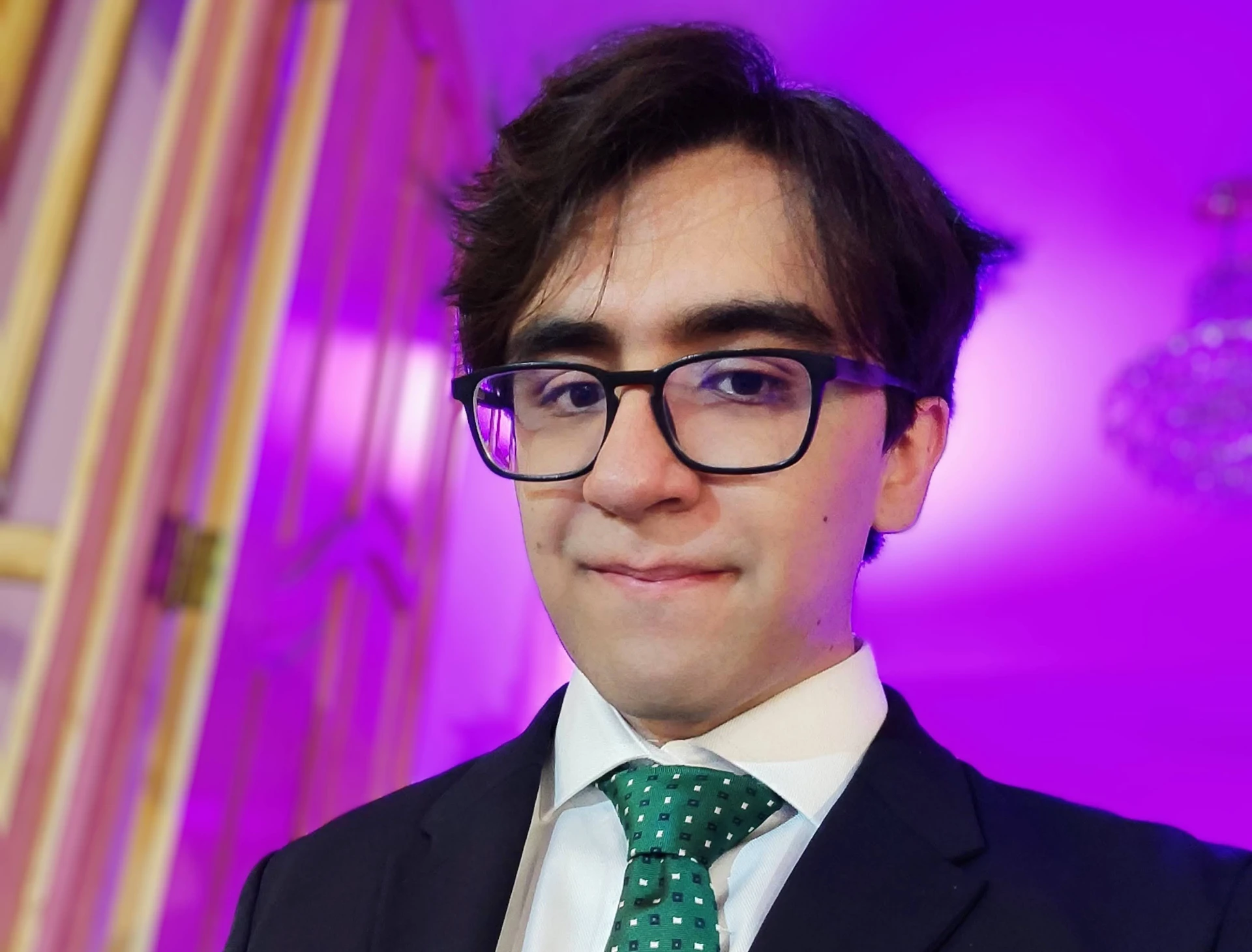 Foto de Jair Ochoa con un fonde de color morado